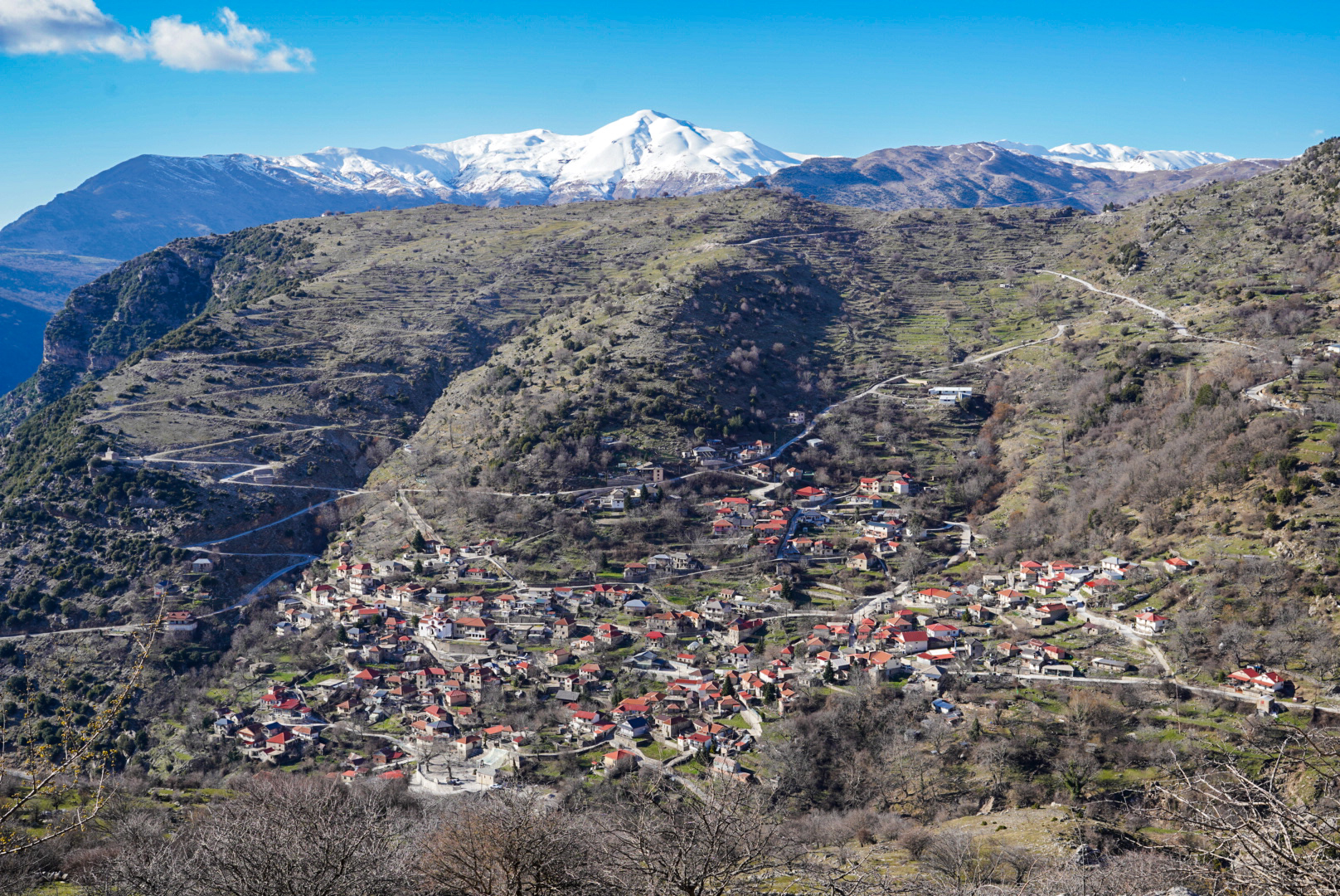 Village de montagne, tzoumerka — secteur theodoriana, lors d’une itinérance à ski en Grèce.